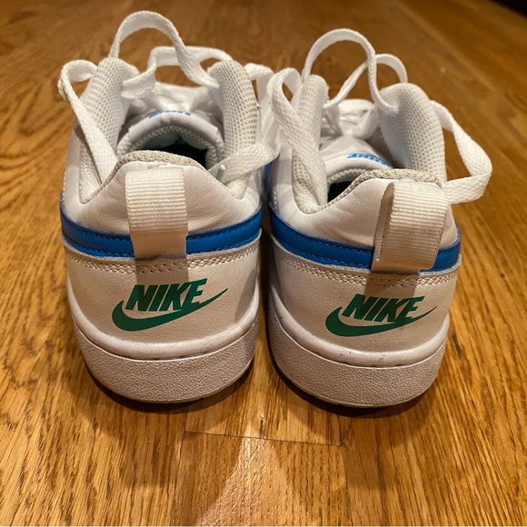 Boys Nike low top sneakers. White with blue swoosh, - Picture 2 of 4